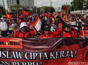 10 Ribu Buruh Demo Tolak Omnibus Law di Seluruh Indonesia