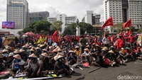 Beberapa massa aksi terlihat mengenakan topi bambu.
