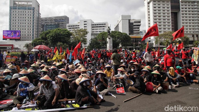 Ratusan buruh melakukan orasi di kawasan Tugu Tani, Jakarta. Orasi dilakukan untuk menolak omnibus law.
