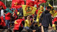 Mereka juga membawa banyak atribut seperti bendera bertuliskan penolakan terhadap omnibus law.