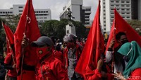 Para massa buruh ini berkumpul dari berbagai elemen.