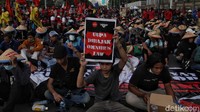 Penampakan massa buruh di kawasan Tugu Tani, Jakarta.