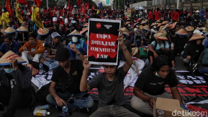 Ratusan buruh melakukan orasi di kawasan Tugu Tani, Jakarta. Orasi dilakukan untuk menolak omnibus law.
