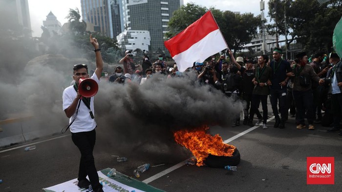Sejumlah massa dari berbagai kalangan melakukan aksi unjuk rasa menolak omnibus law di kawasan Medan Merdeka Barat, Jakarta, Selasa, 20 Oktober 2020. CNN Indonesia/Bisma Septalisma