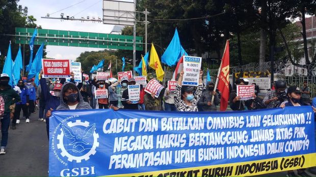 Massa GSBI Merapat ke Patung Kuda (Farih-detikcom)