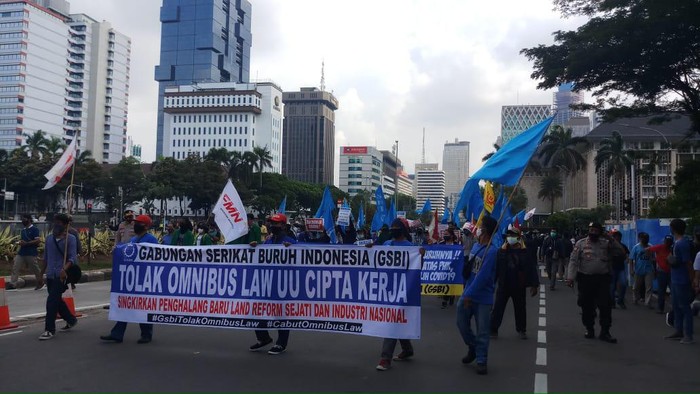 Massa GSBI Merapat ke Patung Kuda (Farih-detikcom)