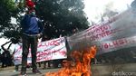 Massa Mahasiswa Bakar Ban di Patung Kuda