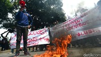 Aksi bakar ban bekas ini dilakukan oleh sekitar 20 orang dari Gerakan Sukarno Muda (GSM)