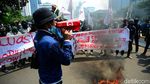 Massa Mahasiswa Bakar Ban di Patung Kuda