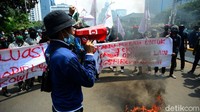 Orator terus berorasi menolak omnibus law UU Cipta Kerja.