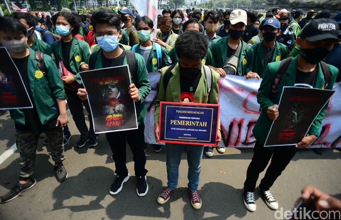 Massa mahasiswa melakukan demo tolak omnibus law UU Cipta Kerja di Patung Kuda Arjuna Wiwaha, Jakarta Pusat, Selasa (20/10/2020). Massa juga membakar ban.