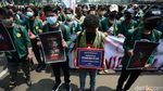Massa Mahasiswa Bakar Ban di Patung Kuda