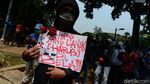 Massa Mahasiswa Bakar Ban di Patung Kuda