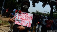 Mereka juga membentangkan poster dan spanduk dalam aksi yang diwarnai bakar ban tersebut.