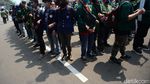 Massa Mahasiswa Bakar Ban di Patung Kuda
