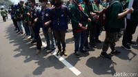 BEM Seluruh Indonesia menggelar aksi sambil bergandengan tangan.