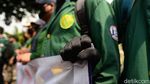 Massa Mahasiswa Bakar Ban di Patung Kuda