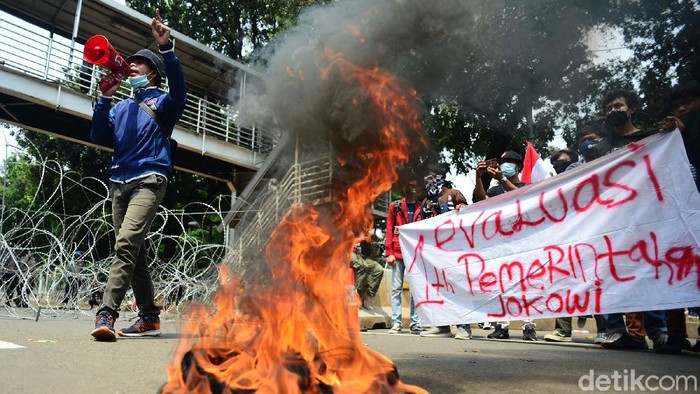 Massa mahasiswa melakukan demo tolak omnibus law UU Cipta Kerja di Patung Kuda Arjuna Wiwaha, Jakarta Pusat, Selasa (20/10/2020). Massa juga membakar ban.