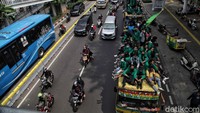 Mereka berunjukrasa dengan mengenakan jas almamater masing-masing.