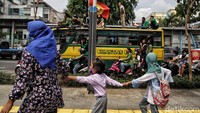 Tidak hanya bus, sebagian mahasiswa datang dengan menggunakan sepeda motor.