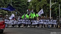 Sebagian dari mereka juga melakukan longmarch sambil membentangkan spanduk.