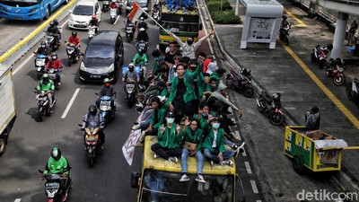 Penampakan Massa Mahasiswa Bergerak Menuju Istana