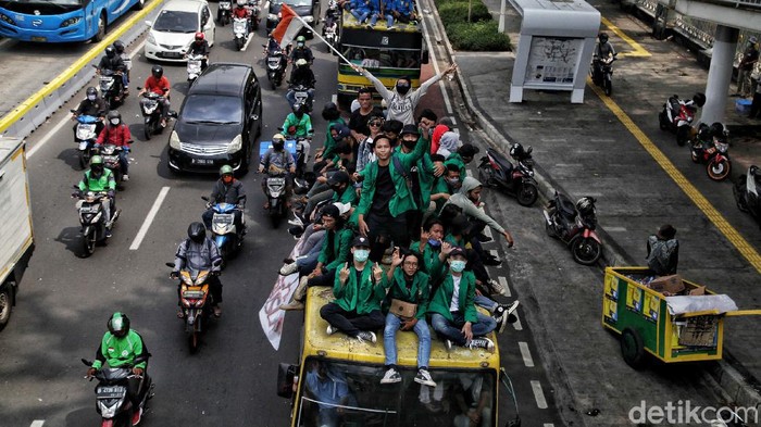 Massa Mahasiswa Bergerak ke Istana BEM Seluruh Indonesia akan menggelar unjuk rasa menolak omnibus law UU Cipta Kerja di Istana Negara. Sebagian dari mereka bergerak menuju Istana melewati Salemba.