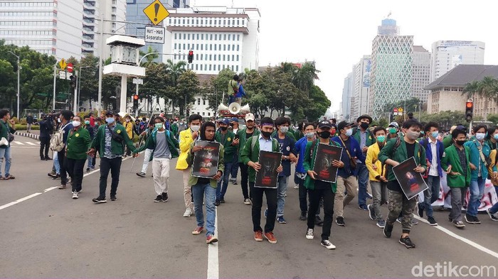 Massa mahasiswa tiba di Patung Kuda, Jakarta Pusat.