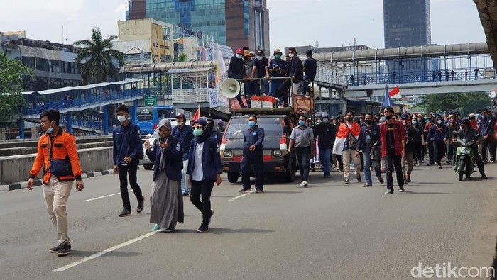 Massa mahasiswa tiba di perempatan Harmoni, Jakarta, pukul 13.55 WIB