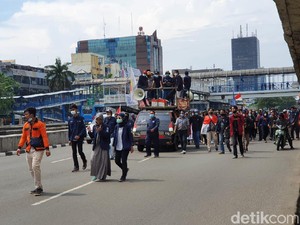 Massa Mahasiswa Tiba di Perempatan Harmoni, Diarahkan ke Jalan Suryopranoto