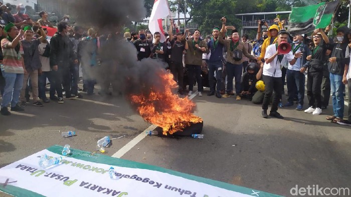 Massa membakar ban di sekitar Patung Kuda, Jakarta (Luqman Nurhadi Arunanta/detikcom).
