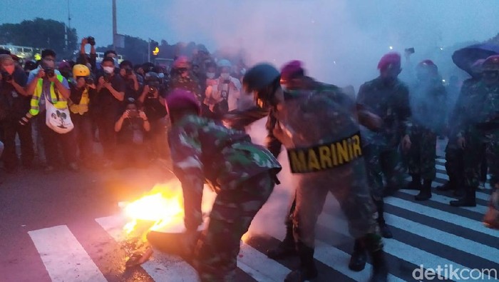 Massa Remaja di Patung Kuda Bakar Ban Lagi, Dipadamkan Marinir
