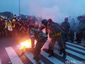 Massa Remaja di Patung Kuda Bakar Ban Lagi, Dipadamkan Marinir