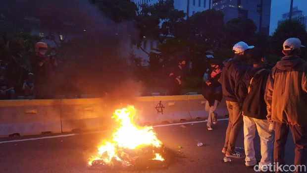 Massa Remaja di Patung Kuda Bakar Ban Lagi, Dipadamkan Marinir