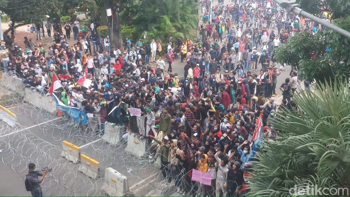 Massa remaja maju provokasi aparat di sekitar patung Kuda Monas