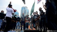 Ketika tiba di Patung Kuda, massa tak langsung berorasi. Mereka sejenak menunaikan salat Zuhur terlebih dahulu.