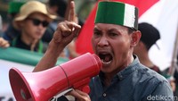 Para demonstran juga membawa sejumlah spanduk yang bertuliskan Evaluasi 1 tahun pemerintahan Jokowi, Kartu Merah untuk Jokowi Cabut Omnibus Law. Tampak pula Bendera Merah Putih dibawa massa. Massa juga menyampaikan orasi tuntutannya melalui pengeras suara.