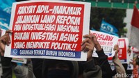 Massa juga membentuk barikade sambil sesekali berteriak mengikuti orator.