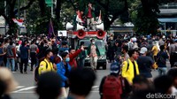 Massa demo mahasiswa menolak omnibus law Undang-Undang Cipta Kerja mulai berdatangan ke kawasan Patung Kuda, Jakarta Pusat. Mereka tiba dengan berjalan kaki.