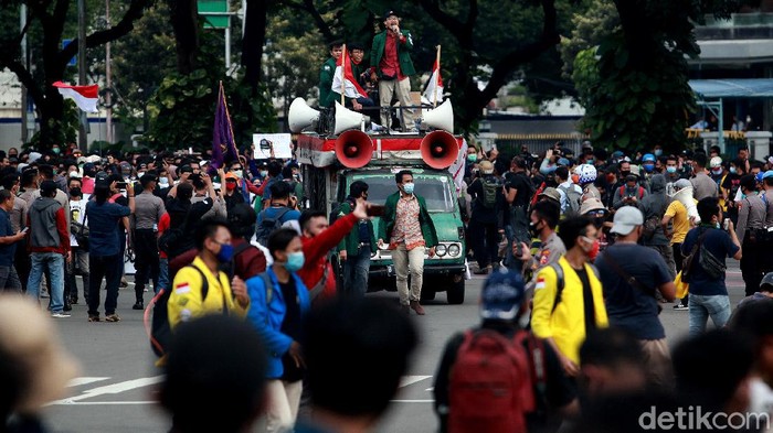 Badan Eksekutif Mahasiswa Seluruh Indonesia (BEM SI) menggelar aksi unjuk rasa tolak Omnibus Law di kawasan Patung Kuda. Berikut rangkuman foto-fotonya.