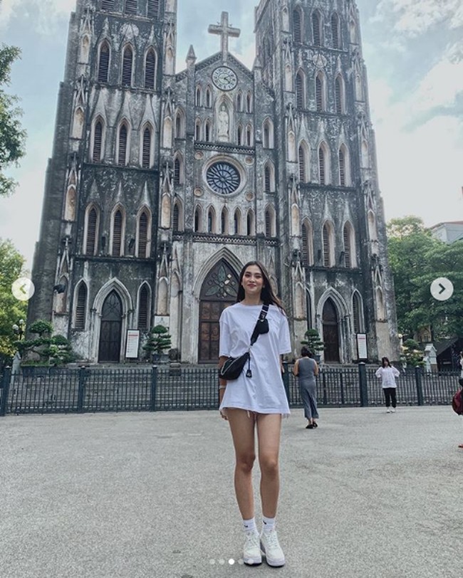 Selama ini dikenal karena pesona kecantikannya, Tran Tieu Vy, menjadi atensi karena unggahan terbarunya di Instagram @trantieuvy_20. Berpose dengan latar belakang sebuah gereja, Tran tampak memakai kaus putih oversized dan sneakers yang senada warnanya dengan busananya. Foto: Instagram @ trantieuvy_20