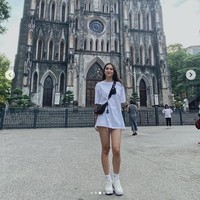 Selama ini dikenal karena pesona kecantikannya, Tran Tieu Vy, menjadi atensi karena unggahan terbarunya di Instagram @trantieuvy_20. Berpose dengan latar belakang sebuah gereja, Tran tampak memakai kaus putih oversized dan sneakers yang senada warnanya dengan busananya. Foto: Instagram @ trantieuvy_20