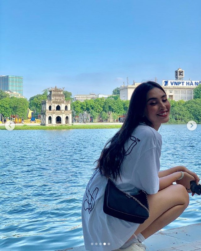 Penampilan Tran Tieu Vy ini menjadi perbincangan warganet. Tak sedikit yang menyebutnya berjalan-jalan tanpa celana. Namun banyak juga yang membelanya, kalau dia memakai celana hanya saja super pendek sehingga tertutup kaus oversized yang dipakainya. Foto: Instagram @ trantieuvy_20