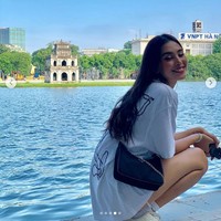 Penampilan Tran Tieu Vy ini menjadi perbincangan warganet. Tak sedikit yang menyebutnya berjalan-jalan tanpa celana. Namun banyak juga yang membelanya, kalau dia memakai celana hanya saja super pendek sehingga tertutup kaus oversized yang dipakainya. Foto: Instagram @ trantieuvy_20