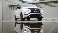 Xpander Black Edition hadir dengan dua pilihan warna, white pearl dan jet black mica. Foto: Dok. MMKSI