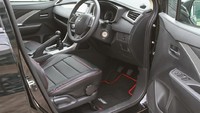 Pada bagian interior, ubahan disematkan pada jok dengan penambahan seat cover dan floor mat dengan aksen merah. Foto: Dok. MMKSI