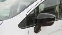 Aksen hitam juga ada di alloy wheel, door mirror, dan belt line molding. (Dok. MMKSI)