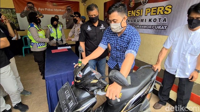Motor milik warga Cianjur itu dipajang di Mapolsek Sukabumi, Resor Sukabumi Kota. Motornya itu ikut terjaring saat polisi menggelar razia geng motor di Jalan Raya Selabintana pada awal September lalu.