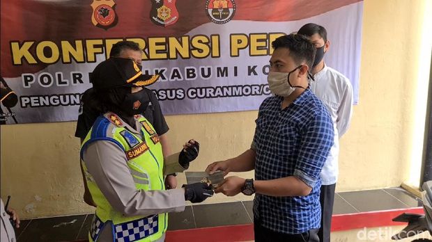 Motor milik warga Cianjur itu dipajang di Mapolsek Sukabumi, Resor Sukabumi Kota. Motornya itu ikut terjaring saat polisi menggelar razia geng motor di Jalan Raya Selabintana pada awal September lalu.
