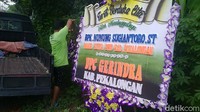 Sementara itu di luar rumah duka, terlihat beberapa karangan bunga ucapan duka cita.